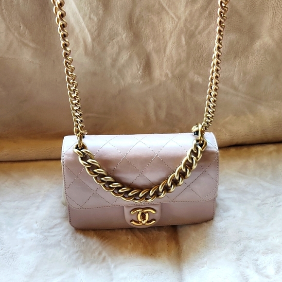 CHANEL Blush Pink Flap Quilted Shoulder Bag with Gold Chain - Picture 3 of 13